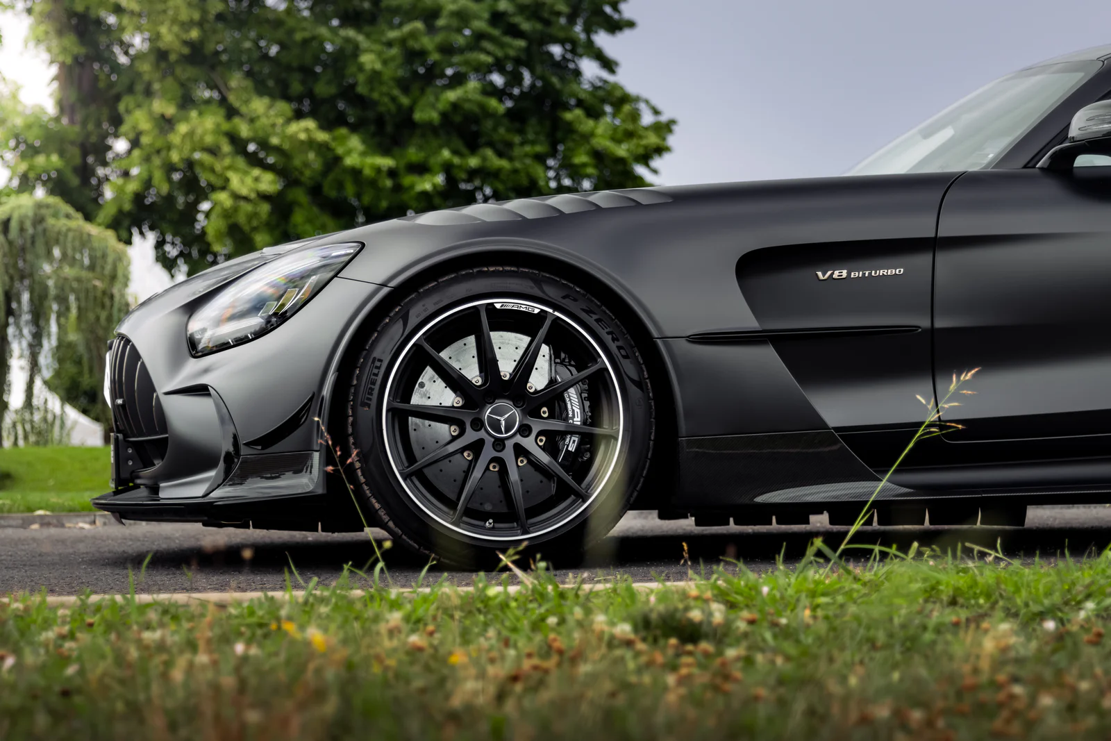 Front wheel, carbon splitter and V8 biturbo side vent