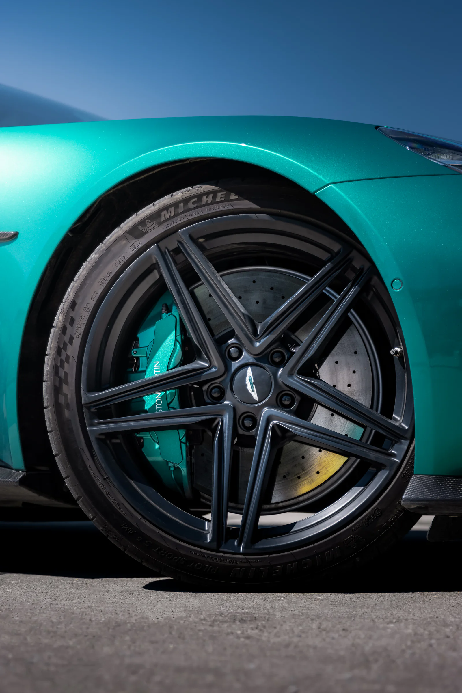 Vantage front wheel, carbon-ceramic brake disc and turquoise brake caliper