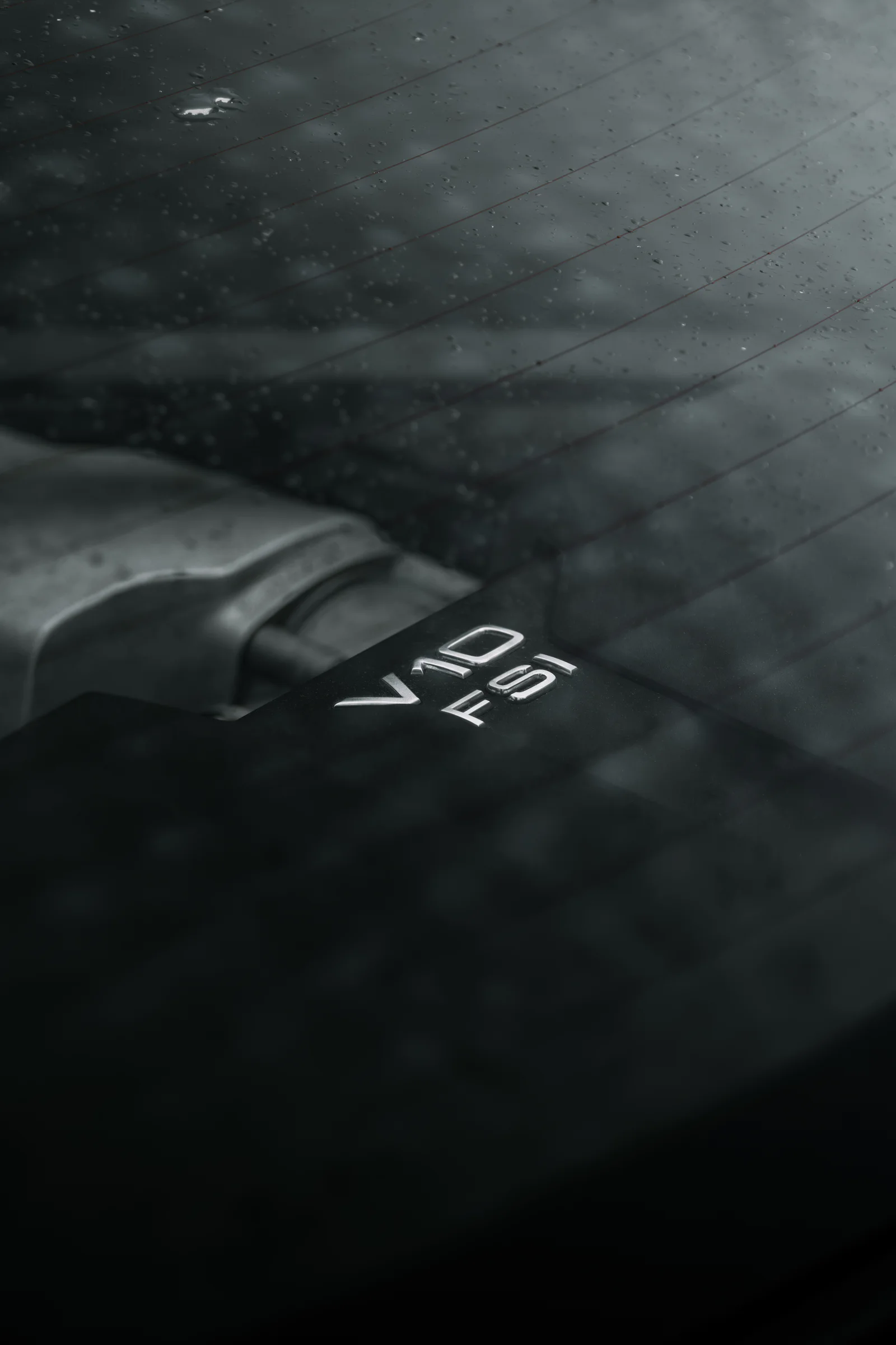 V10 FSI engine cover seen through the wet rear glass