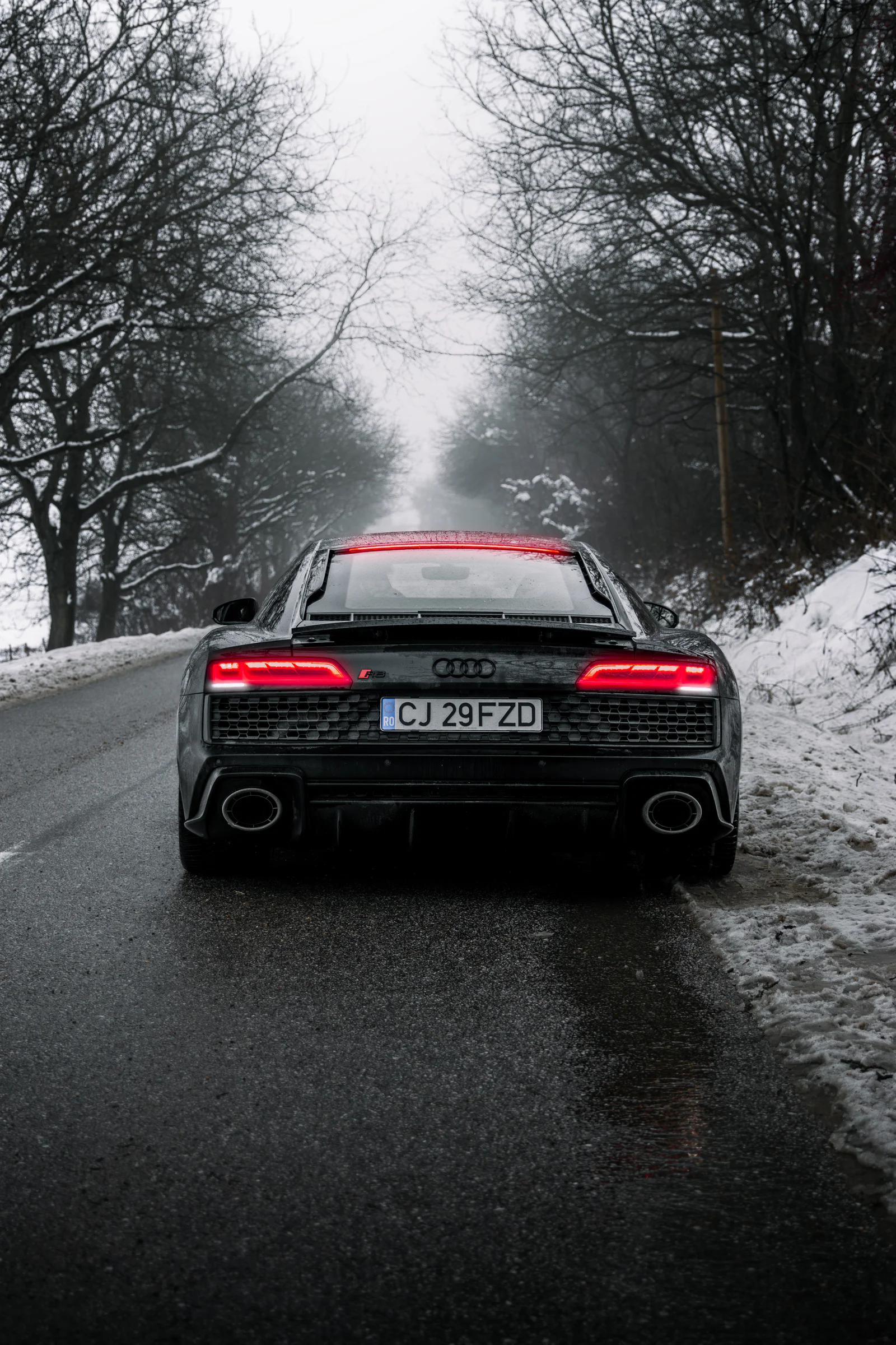 Centered rear portrait of the R8 with illuminated brake lights